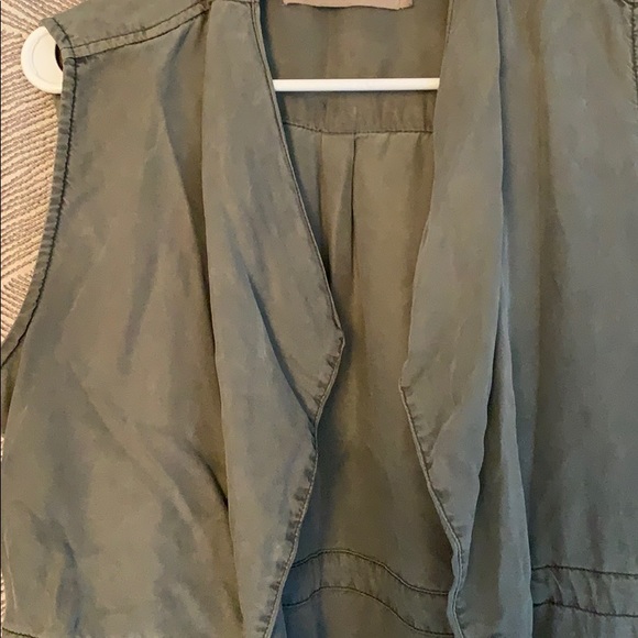 Green vest - Picture 2 of 3